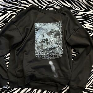 ROMWE Black and Gray Crewneck Sweater with Skull Design